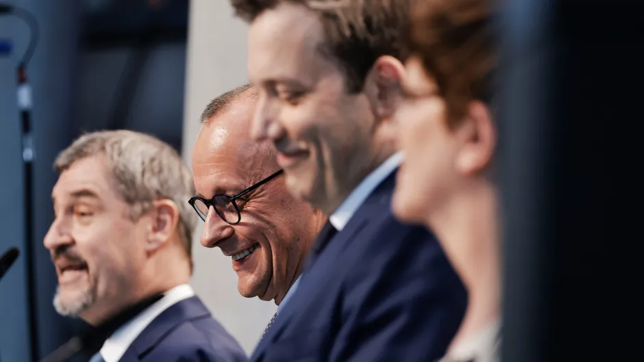 Nahaufnahme auf Markus Söder, Friedrich Merz, Lars Klingbeil und Saskia Esken bei der Veröffentlichung des Koalitionsvertrages am 9. April 2025